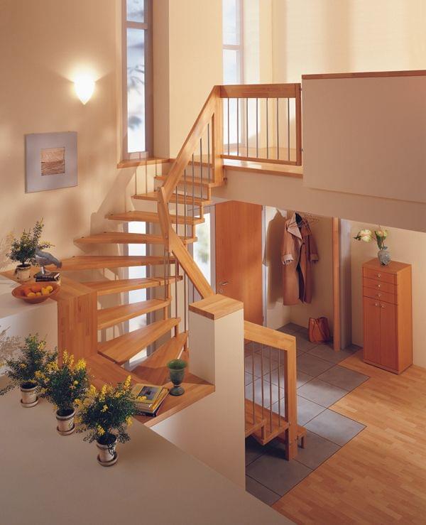 Holztreppe Viva halbgewendelte Systemtreppe Treppengeländer mit  Edelstahl Stäben und Holzhandlauf Brüstungsgeländer im Treppenhaus